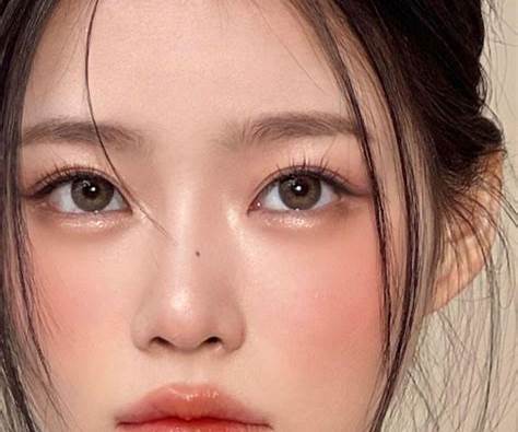 Korean Makeup Style vs. American Makeup Style: A Comparative Insight